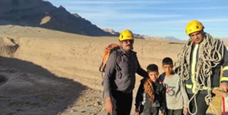 نجات ۲ کودک گرفتار در کوه توسط آتش‌نشانان کرمانی